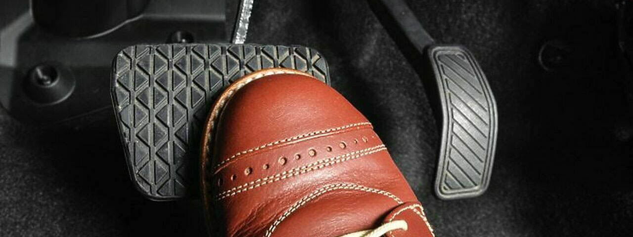 Почему педаль тормоза проваливается в пол и как этого избежать