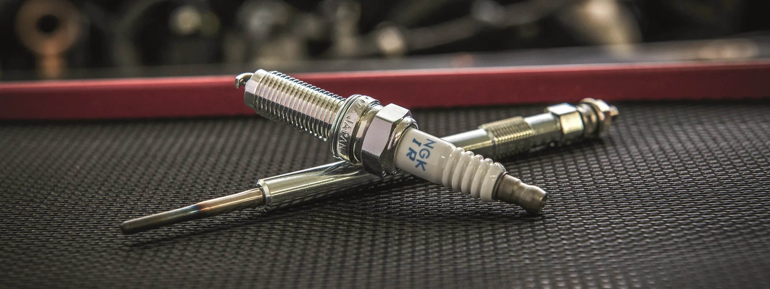 Свечи зажигания и свечи накаливания: в чем разница и как они работают